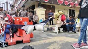 Aksi Demo Jilit II, Kesal Karena Selalu Dibohongi, Puluhan Masa Jemur BH Wanita di Depan Pintu Masuk Polrestabes Medan